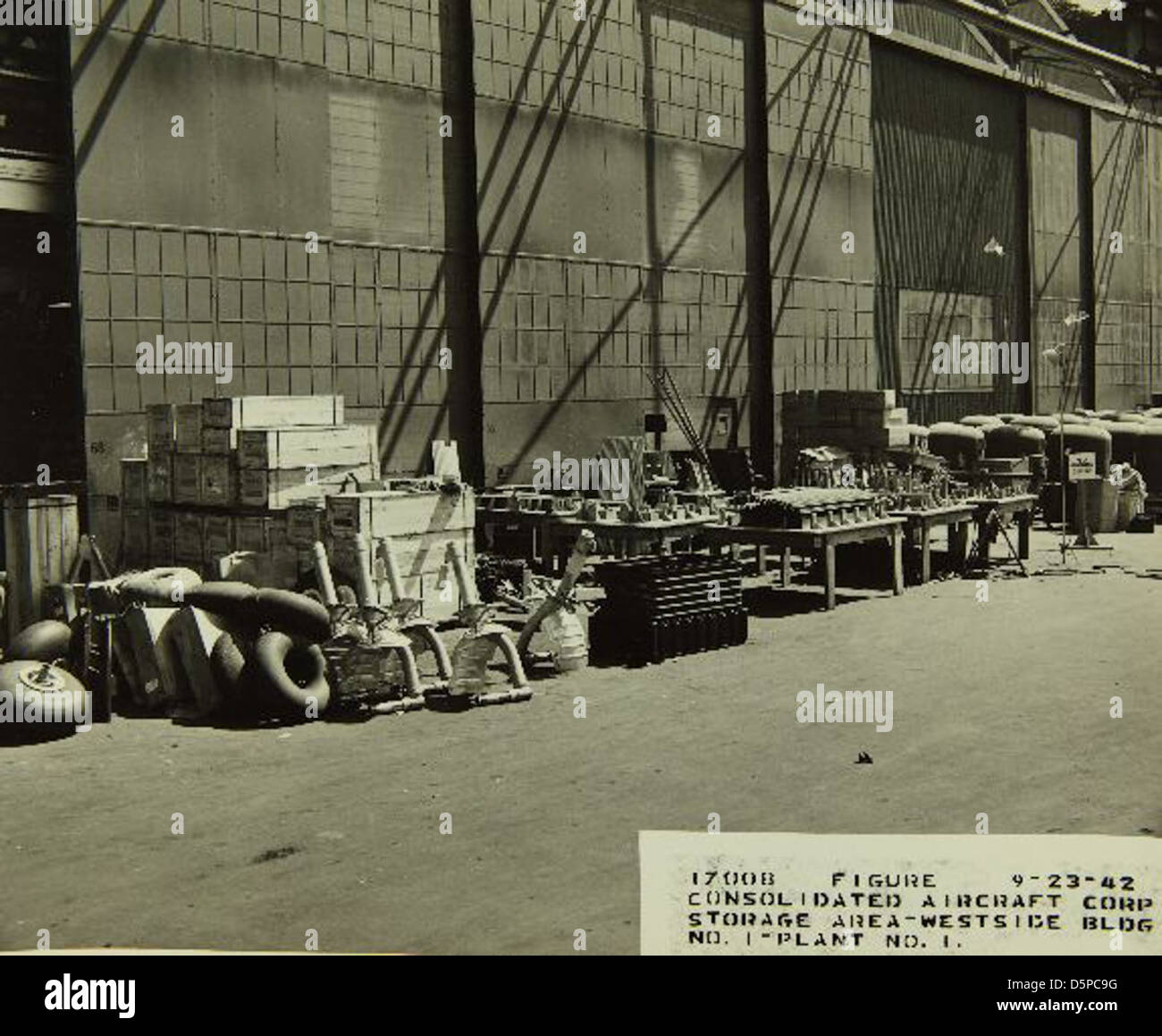 Questa mostra cattura le scene della fabbrica di aeromobili Consolidated/Convair di San Diego, mostrando le operazioni e la produzione di aeromobili durante i momenti cruciali della storia dell'aviazione. Foto Stock