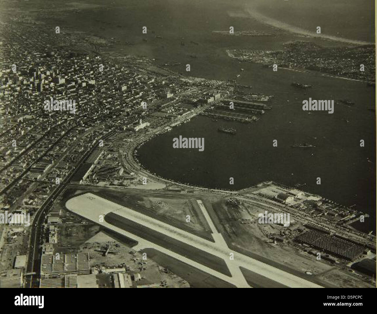 Una vista aerea della fabbrica di aeromobili Consolidated/Convair presso il Lindbergh Field di San Diego, che mostra il suo ruolo nella produzione dell'aviazione. La struttura è conservata nella collezione SDASM per il suo significato storico nello sviluppo aerospaziale. Foto Stock