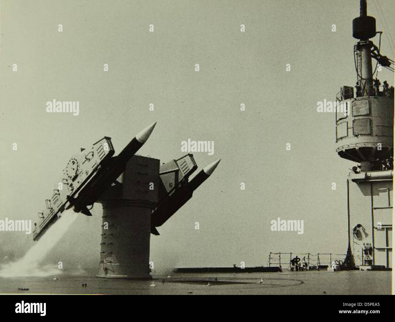 Il sistema missilistico Convair Tartar fu sviluppato dalla General Dynamics e giocò un ruolo significativo nella difesa navale degli Stati Uniti. Gli aeromobili e i sistemi missilistici in mostra al SDASM riflettono i contributi della società nel settore aerospaziale e della difesa. Foto Stock