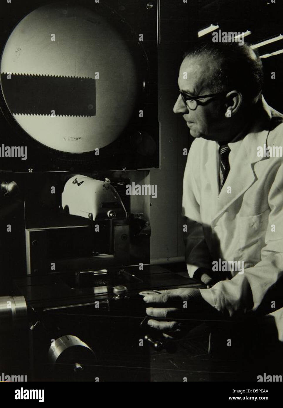 Il 07.04-0010 è un identificatore chiave per uno specifico aeromobile o parte di aeromobile, anche se sono necessarie maggiori informazioni sul suo ruolo e sulla sua storia per il contesto completo. È catalogato per scopi di conservazione e ricerca nelle collezioni aeronautiche. Foto Stock