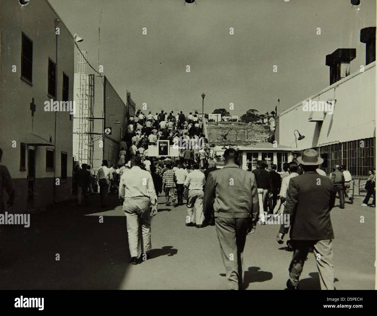 Questa mostra si concentra sul cambio di turno delle 3:30 presso lo stabilimento Convair/General Dynamics, mostrando le operazioni quotidiane e la produzione di aerei militari e civili. Foto Stock