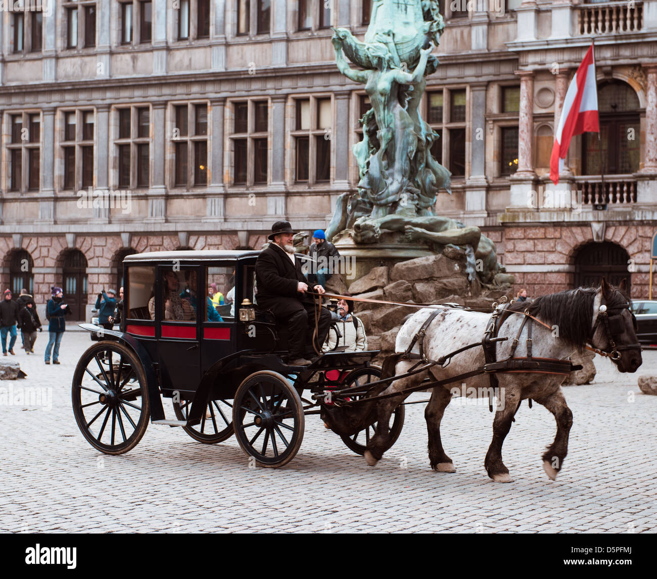 Cavallo e pullman nella piazza di Anversa Foto Stock