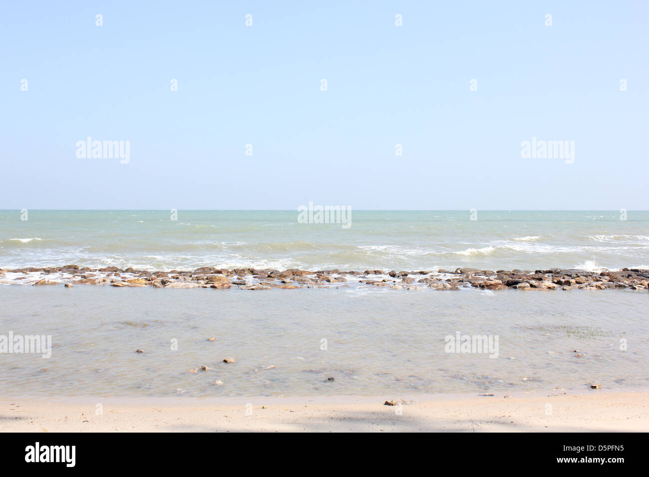 Vista delle onde del mare sulla spiaggia,non acqua pulita è nero a causa del fango è misto. Foto Stock