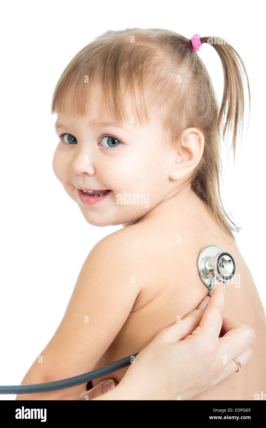 Medico Pediatrico esaminando little Baby girl con uno stetoscopio isolato su bianco Foto Stock