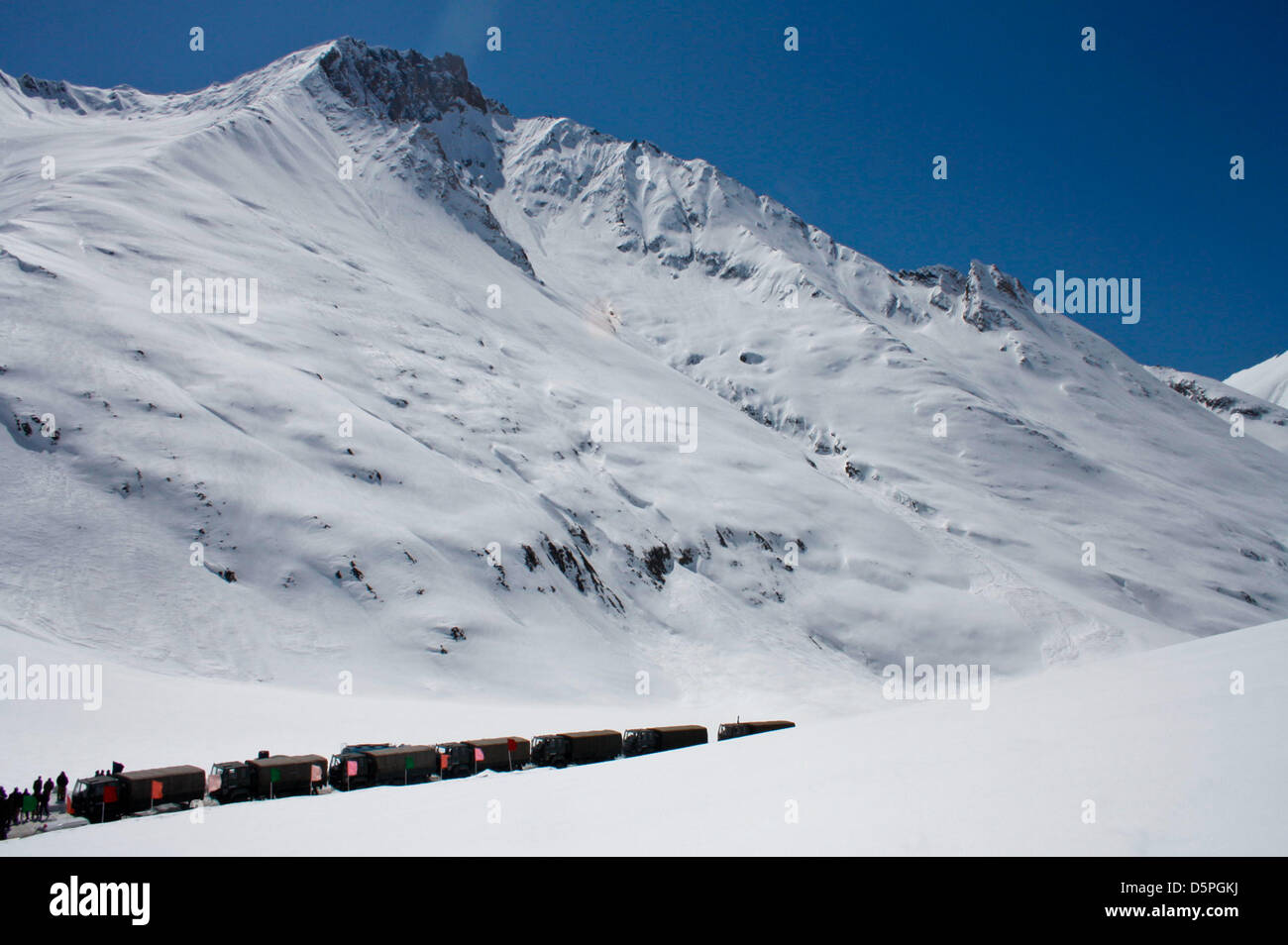 Zojila,Indiano Kashmir amministrato, 6 Aprile 2013.un convoglio di esercito indiano attende alle autorità per riaprire la neve-cancellato Srinagar-Leh autostrada. La 443 km (275 miglia) autostrada a lungo è stato aperto per la stagione da esercito indiano competenti dopo la restante neve a Zojila Pass, alcuni 3,530 metri (11,581 piedi) sopra il livello del mare era stato cancellato. Il pass si collega il Kashmir con il buddista e dominata dalla regione del Ladakh, una famosa destinazione turistica conosciuta per i suoi monasteri, paesaggi e montagne.(foto di Sofi Suhail/Alamy) Foto Stock