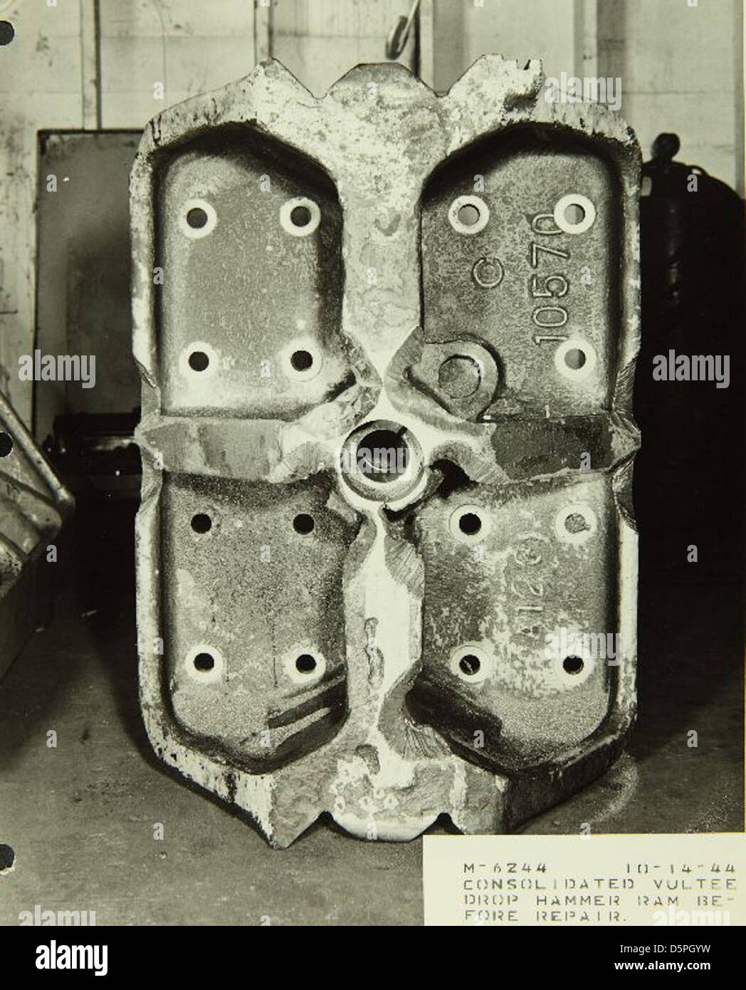 Lo stabilimento Convair/General Dynamics e il suo personale sono presenti in questa storica collezione, che mostra la produzione e lo sviluppo di aeromobili e tecnologie aerospaziali. Foto Stock