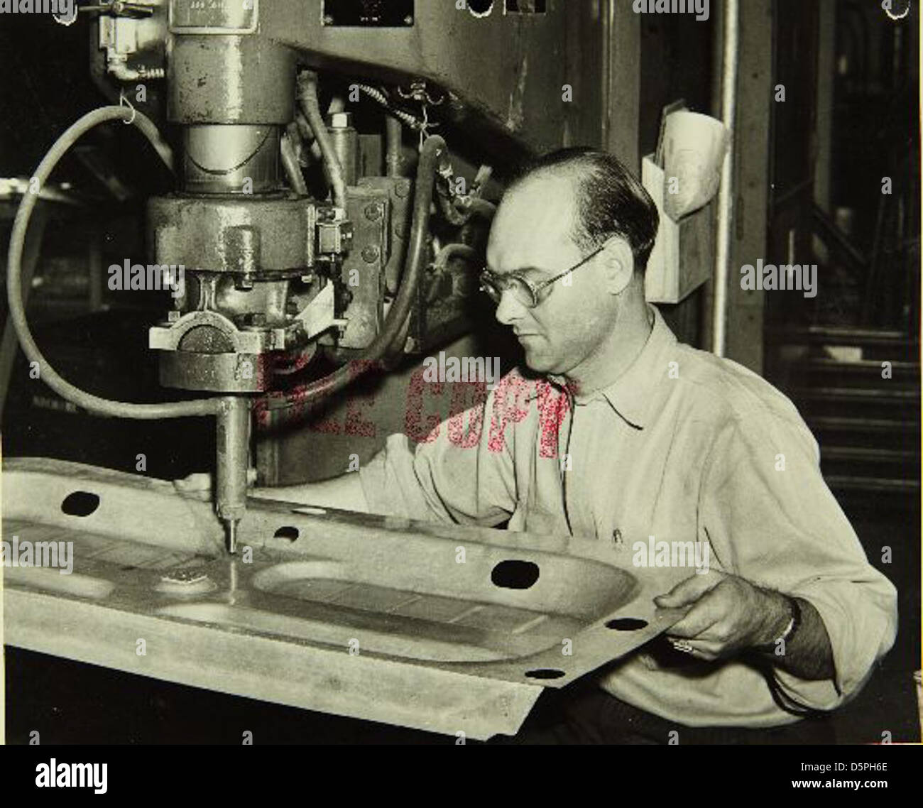 Questa immagine cattura i dipendenti di Convair/General Dynamics e le operazioni dell'impianto, riflettendo il ruolo fondamentale dell'azienda nello sviluppo delle tecnologie aerospaziali presso SDASM. Foto Stock