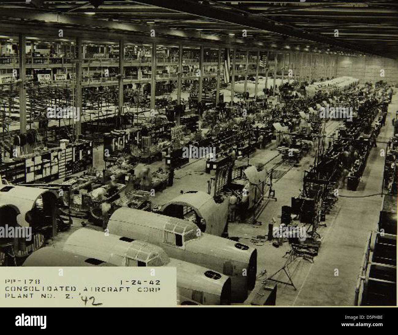 Lo stabilimento Convair/General Dynamics di San Diego contribuì in modo significativo alla produzione aerospaziale, producendo aerei militari e civili. La sua eredità è conservata nella collezione SDASM, che mostra i principali progressi tecnologici nell'aviazione e nell'ingegneria aerospaziale. Foto Stock