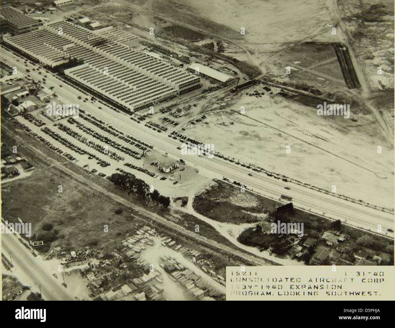 L'impianto e il personale Convair/General Dynamics sono presenti in questa immagine storica, che illustra i ruoli e i contributi di questa fabbrica aerospaziale alla produzione di aerei aeronautici e militari. Foto Stock