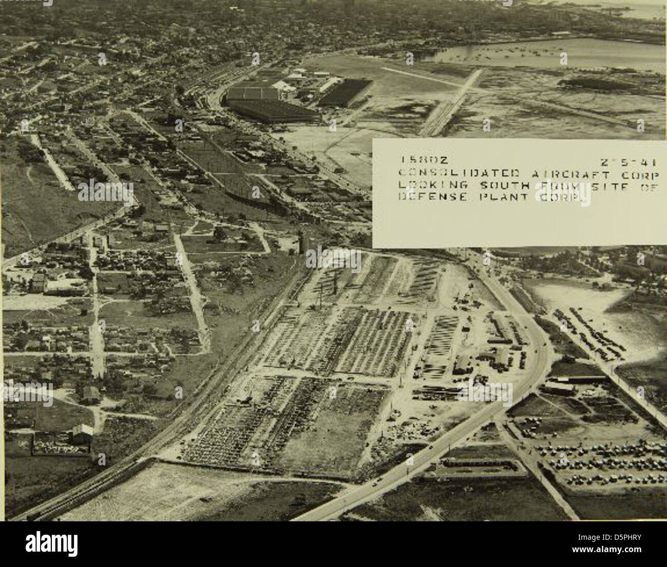 Questa immagine raffigura lo stabilimento Convair/General Dynamics, che mostra il personale coinvolto nella produzione di aeromobili presso questo stabilimento aerospaziale. Il San Diego Air and Space Museum conserva questa parte significativa della storia aerospaziale. Foto Stock