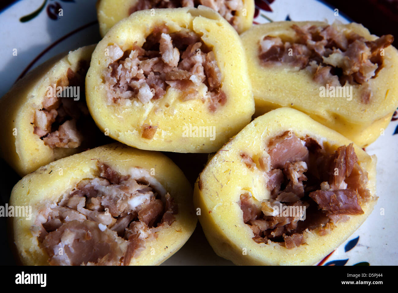 Praga, cibo Gnocchi ripieni con carne e cavolo, pasto regionale Praga Repubblica Ceca Foto Stock