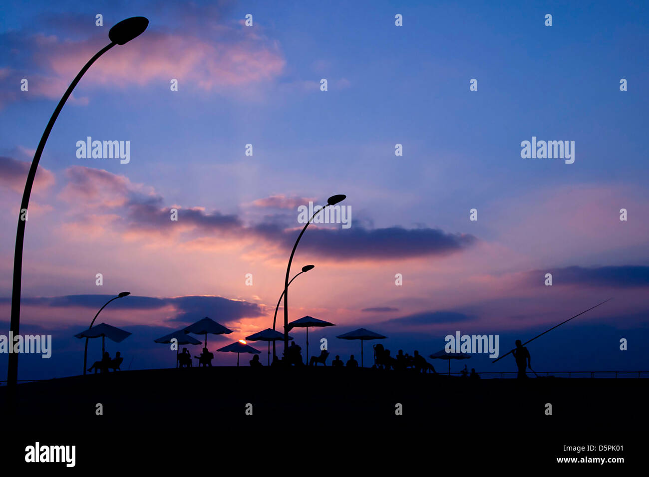 India, Himachal Pradesh, Manali, Vashisht silhouette di persone al tramonto Foto Stock