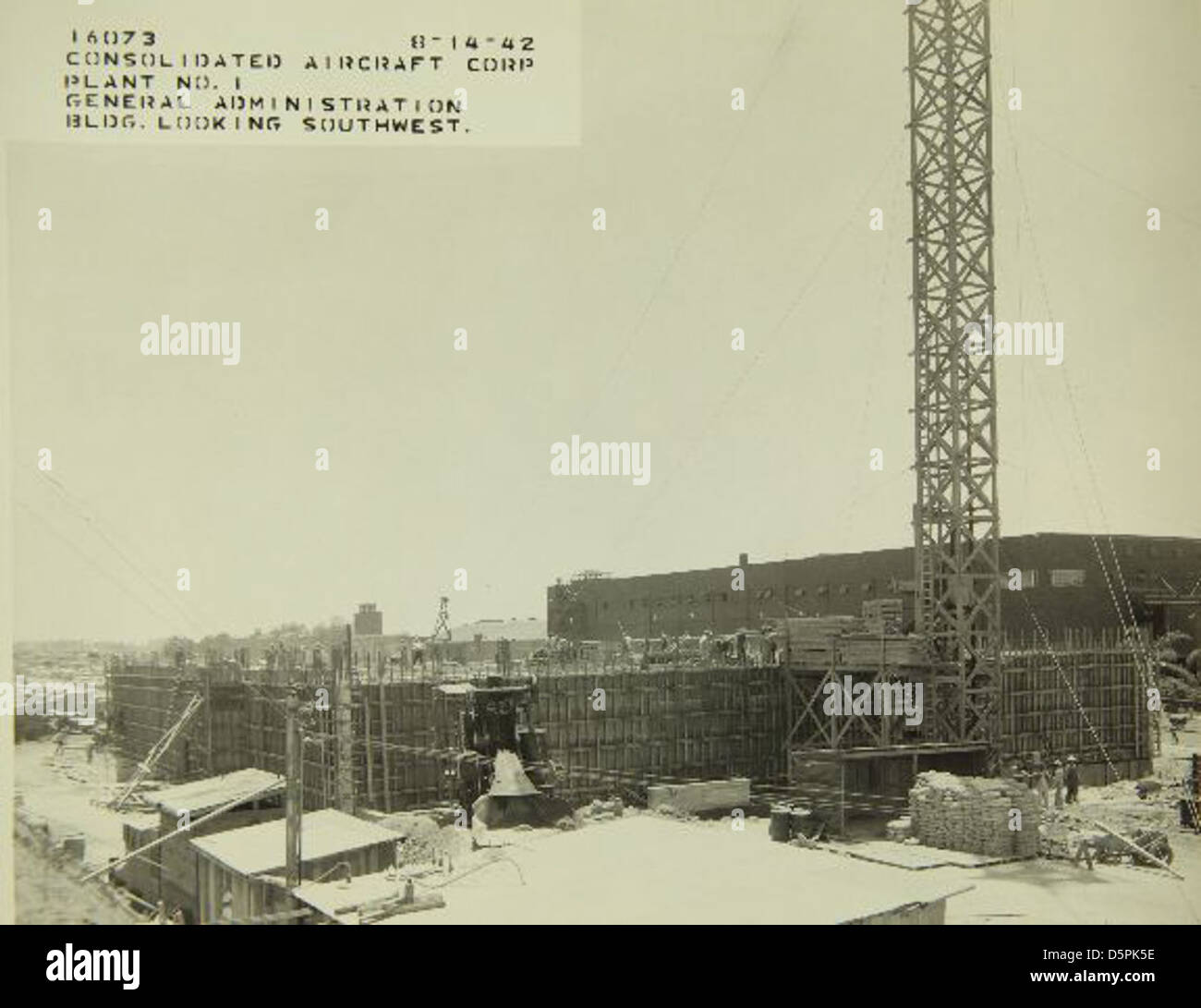 Questa immagine mostra la costruzione dell'edificio amministrativo presso la Consolidated/Convair Aircraft Factory, un sito chiave per la produzione aerospaziale a San Diego. Foto Stock