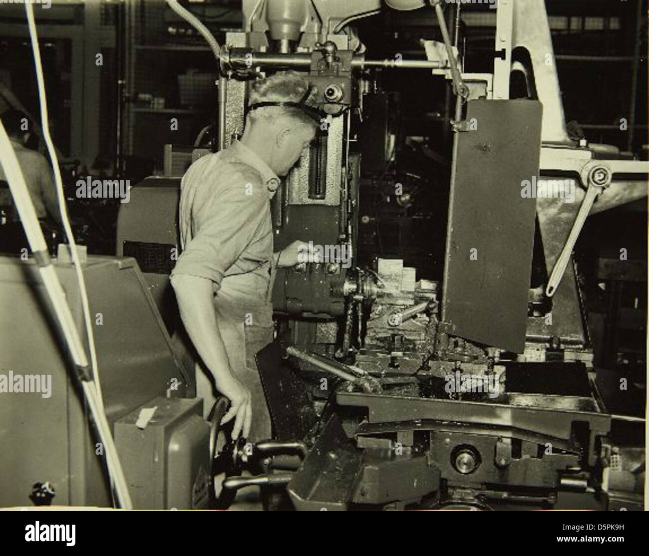 Le scene di fabbrica della fabbrica Consolidated/Convair Aircraft Factory di San Diego mostrano la produzione di aerei militari e civili, offrendo uno sguardo al processo di produzione dell'aviazione durante i momenti storici chiave. Foto Stock