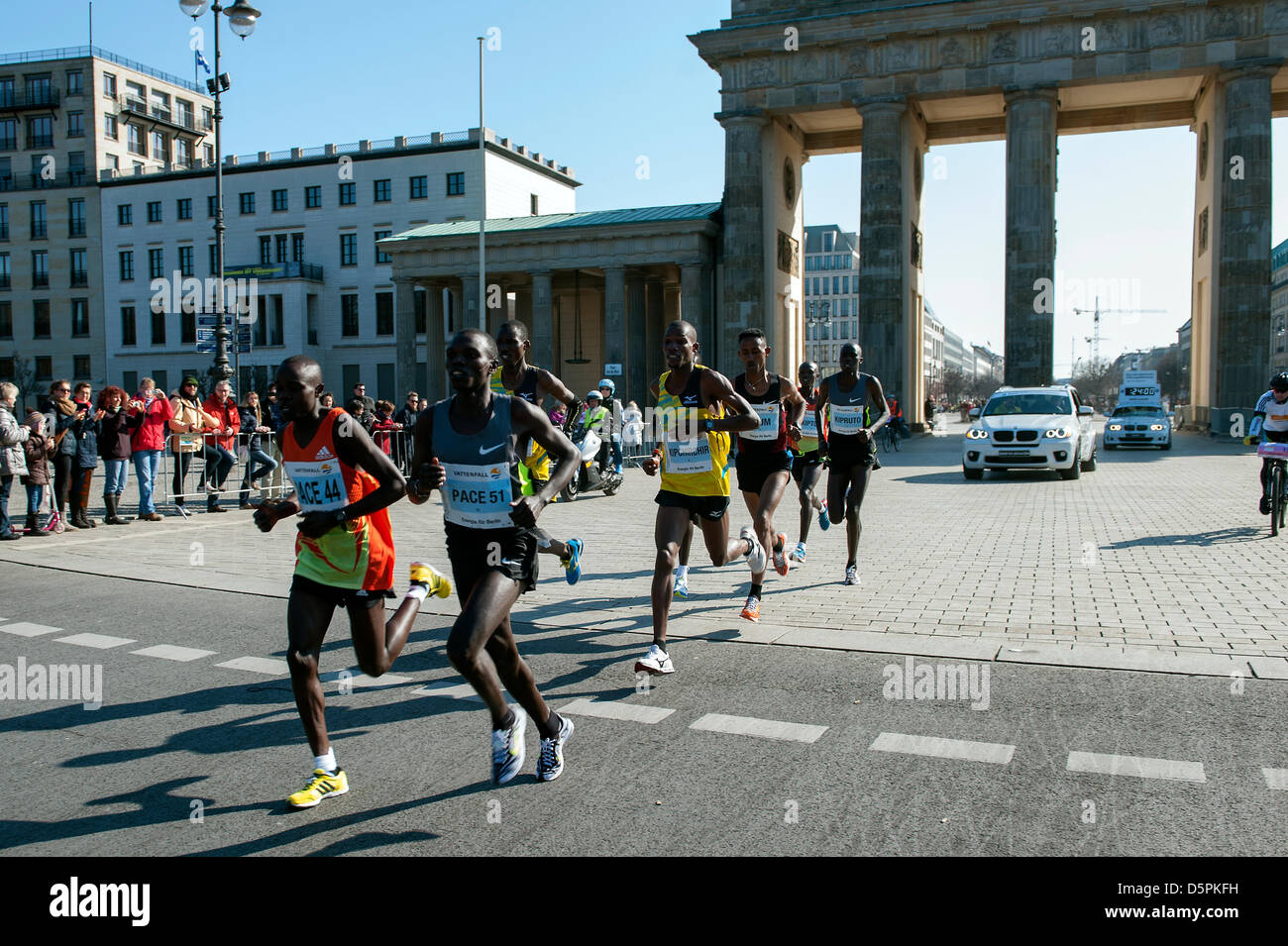Berlino, Germania. 7 Aprile, 2013. Berlin Half Marathon 2013 con la vittoria in uomini della gara andando a Giacobbe keniota Kendagor 59:11 minuti in 1a, e 2a di Silas Kipruto con 59:31 minuti e 3 al Victor Kipchirchir con 59:39 minuti. La gara femminile è andato in Kenya, con Chelea Kiprop vincente (1:07:54), 2 files Ongori (1:08:01) e terza Mai Ito (1:10:00) dal Giappone. Credito: © Gonçalo Silva/Linea Alamy News. Foto Stock
