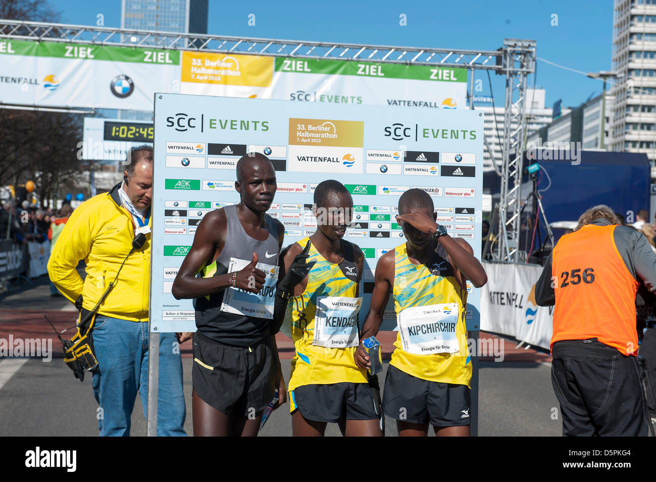 Berlino, Germania. 7 Aprile, 2013. Berlin Half Marathon 2013 con la vittoria in uomini della gara andando a Giacobbe keniota Kendagor 59:11 minuti in 1a, e 2a di Silas Kipruto con 59:31 minuti e 3 al Victor Kipchirchir con 59:39 minuti. La gara femminile è andato in Kenya, con Chelea Kiprop vincente (1:07:54), 2 files Ongori (1:08:01) e terza Mai Ito (1:10:00) dal Giappone. Credito: © Gonçalo Silva/Linea Alamy News. Foto Stock