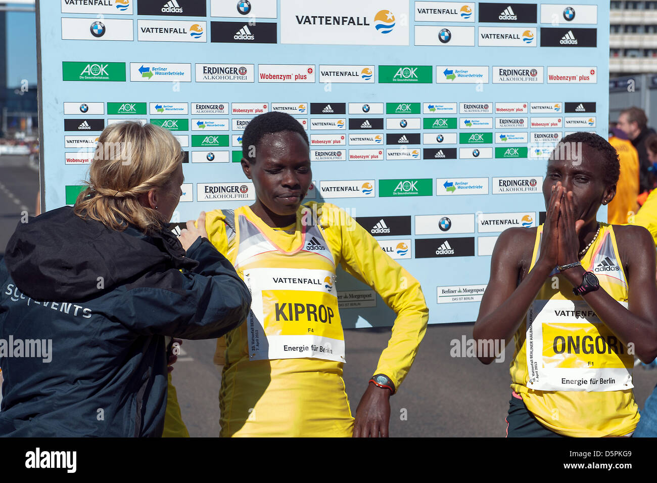 Berlino, Germania. 7 Aprile, 2013. Berlin Half Marathon 2013 con la vittoria in uomini della gara andando a Giacobbe keniota Kendagor 59:11 minuti in 1a, e 2a di Silas Kipruto con 59:31 minuti e 3 al Victor Kipchirchir con 59:39 minuti. La gara femminile è andato in Kenya, con Chelea Kiprop vincente (1:07:54), 2 files Ongori (1:08:01) e terza Mai Ito (1:10:00) dal Giappone. Credito: © Gonçalo Silva/Linea Alamy News. Foto Stock