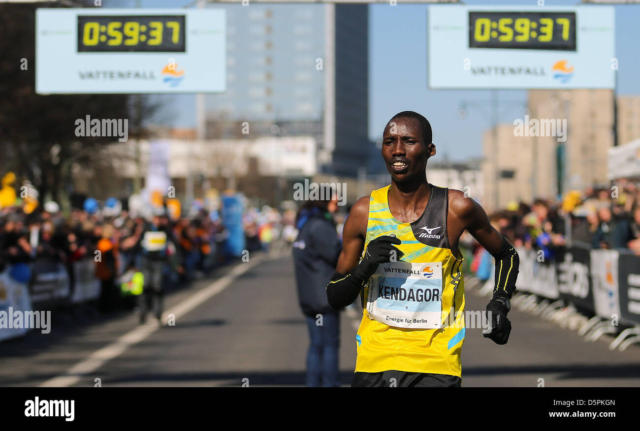 Berlino, Germania. 7 Aprile, 2013. Jacob Kendagor dal Kenia vince la mezza maratona di Berlino, Germania, 07 aprile 2013. Più di 30.000 persone prendere parte al concorso. Foto: HANNIBAL HANSCHKE/dpa/Alamy Live News Foto Stock