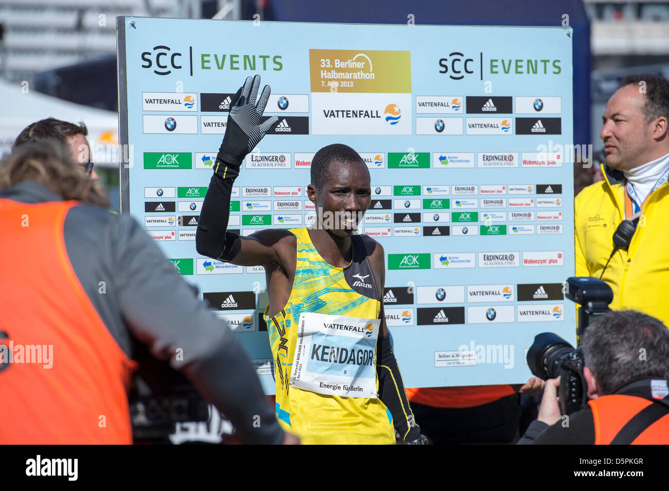 Berlino, Germania. 7 Aprile, 2013. Berlin Half Marathon 2013 con la vittoria in uomini della gara andando a Giacobbe keniota Kendagor 59:11 minuti in 1a, e 2a di Silas Kipruto con 59:31 minuti e 3 al Victor Kipchirchir con 59:39 minuti. La gara femminile è andato in Kenya, con Chelea Kiprop vincente (1:07:54), 2 files Ongori (1:08:01) e terza Mai Ito (1:10:00) dal Giappone. Credito: © Gonçalo Silva/Linea Alamy News. Foto Stock