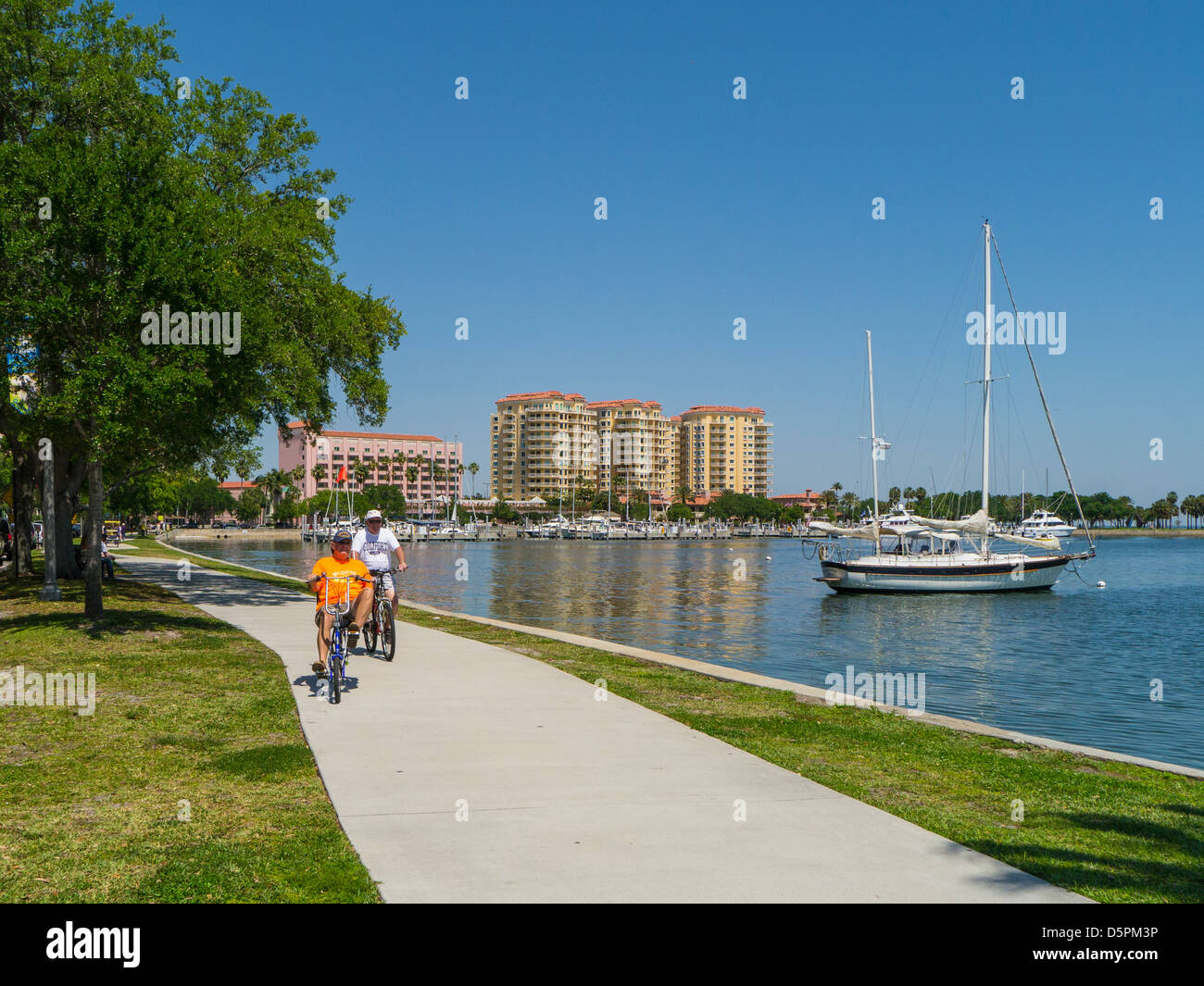 Equitazione biciclette in St Petersburg Florida waterfront Foto Stock