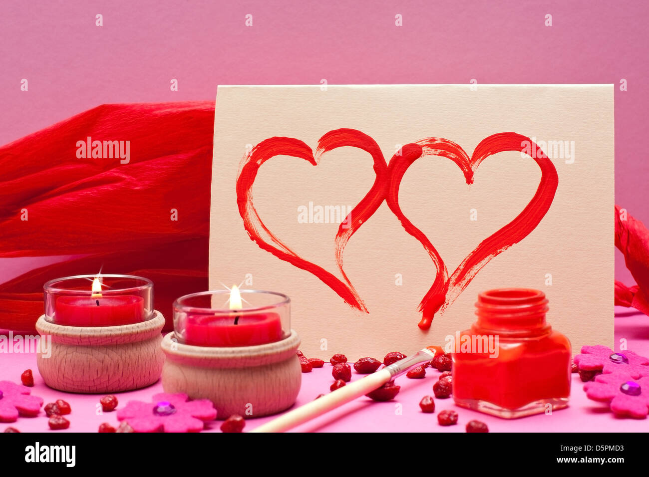 Romantico sfondo rosa con cuori e candele rosse Foto Stock