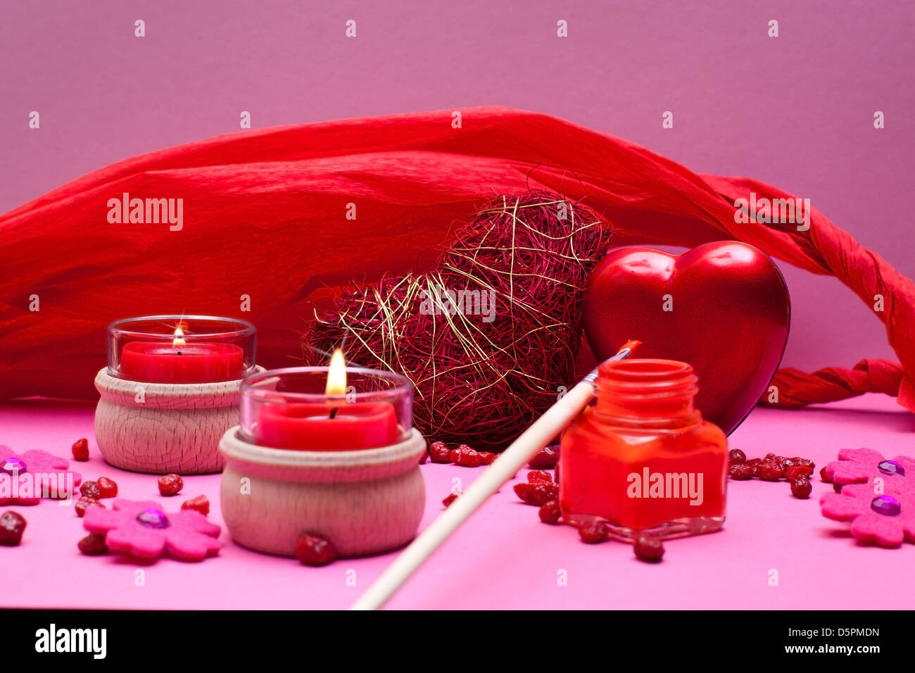 Romantico sfondo rosso con candele e cuori Foto Stock