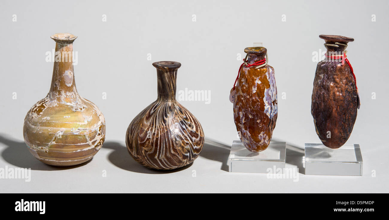 Vetro in marmo di bottiglie di profumo periodo romano del I secolo CE Foto Stock