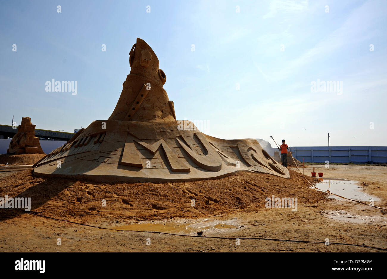 Brighton, Sussex, Regno Unito. Il 7 aprile 2013. Tocchi Fiinal sono messi in alcune delle figure al sand Sculpture Festival 2013 che si terrà a Brighton e questo anno ha un tema musicale . Foto Stock