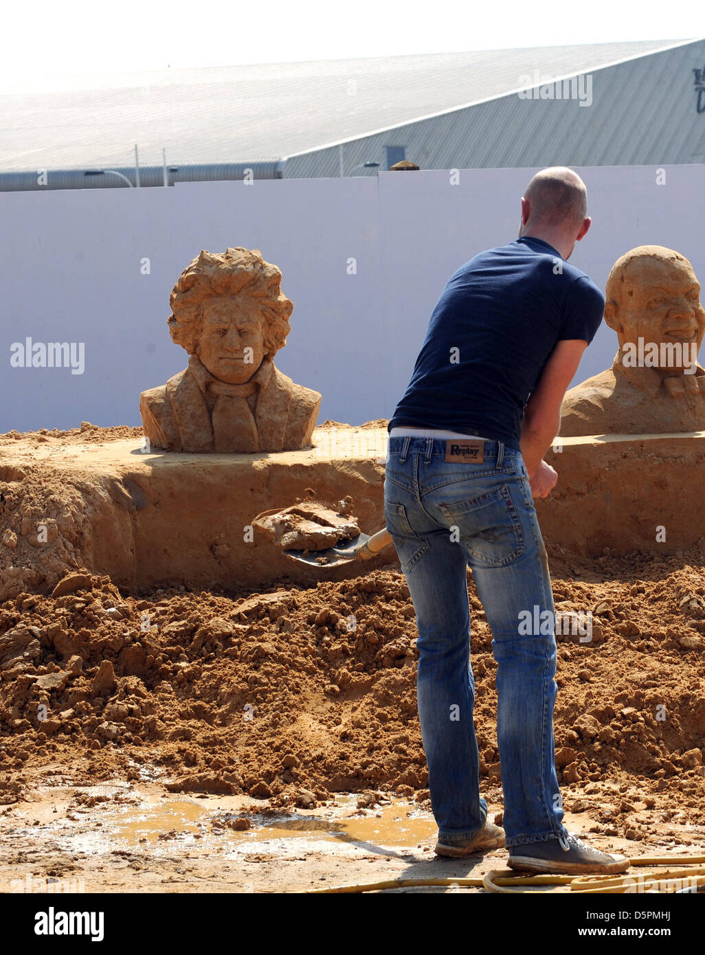 Mozart guarda come tocco finale sono messi in alcune delle figure al Sand Sculpture Festival 2013 che si terrà a Brighton che quest anno ha un tema musicale . Essa è dovuta ad aprire al pubblico di domani. Foto Stock