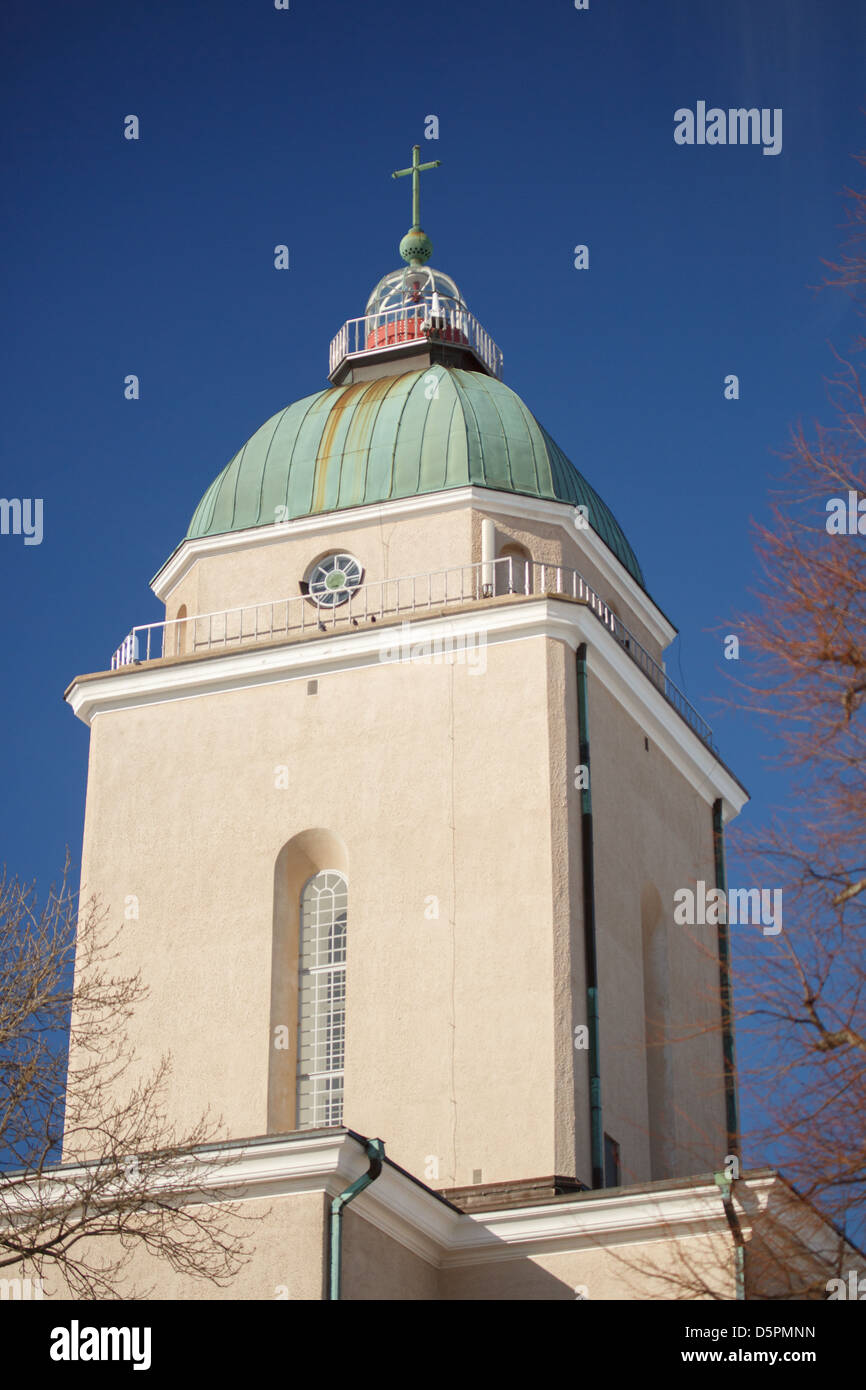 Cupola Centrale di Suomenlinna chiesa raddoppia come un faro che lo rende una delle poche chiese al mondo nel suo genere. Foto Stock