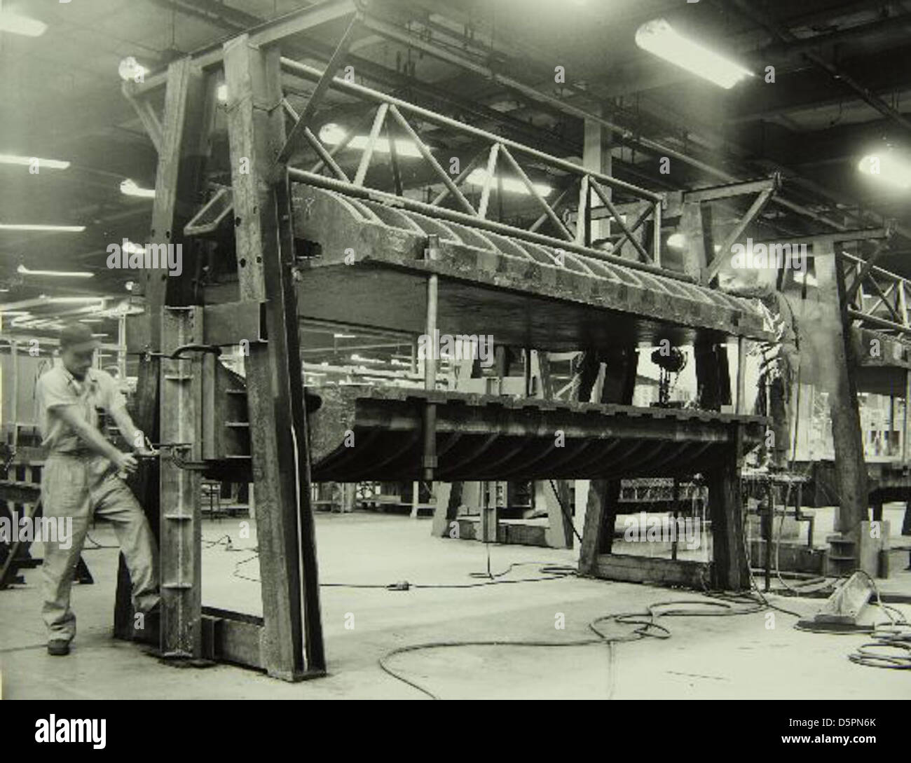 Il dispositivo di carico per la realizzazione di strutture a nido d'ape, utilizzato nella fabbrica di aeromobili Consolidated/Convair di Fort Worth, ha svolto un ruolo chiave nella produzione di materiali leggeri e durevoli per la costruzione di aeromobili, in particolare per applicazioni militari e aerospaziali. Foto Stock