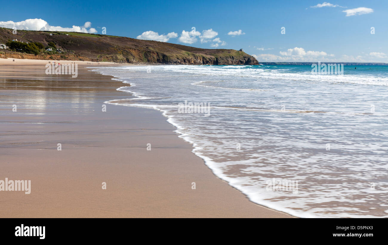 Onde sulla spiaggia a Praa Sands Cornwall Inghilterra Foto Stock