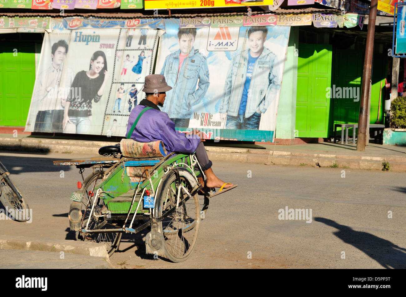In Trishaw conducente in attesa per i clienti, Nyaung Shwe, Lago Inle, Stato Shan, Myanmar, sud-est asiatico Foto Stock