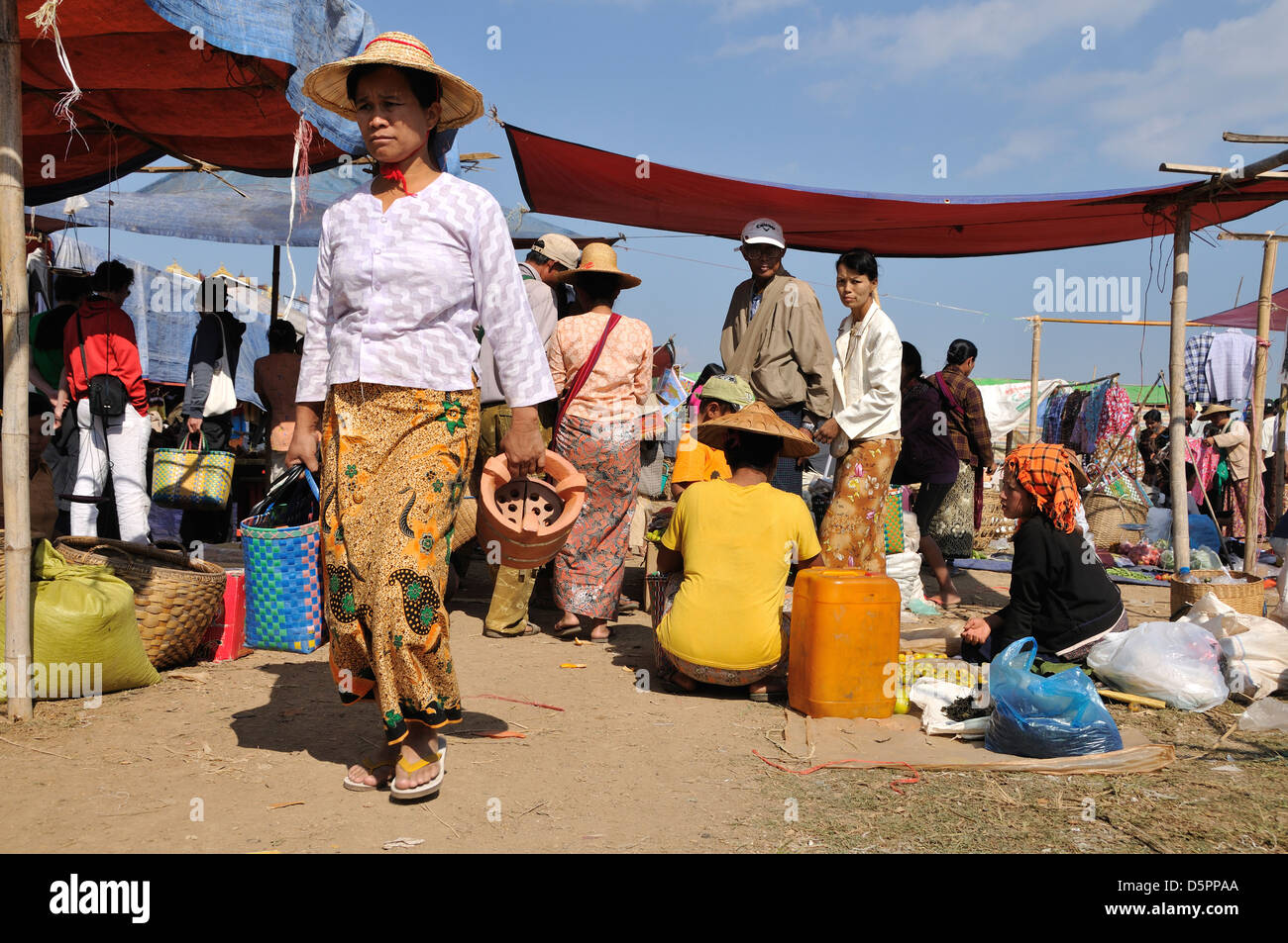 Scena di mercato, Phaung Daw U, Lago Inle, Stato Shan, Myanmar, sud-est asiatico Foto Stock