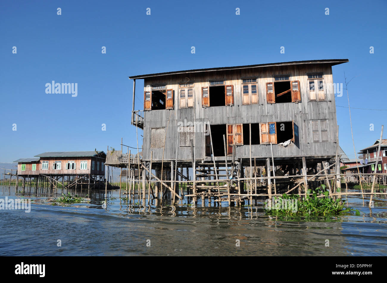Tradizionale Casa Stilt, Lago Inle, Stato Shan, Myanmar, sud-est asiatico Foto Stock