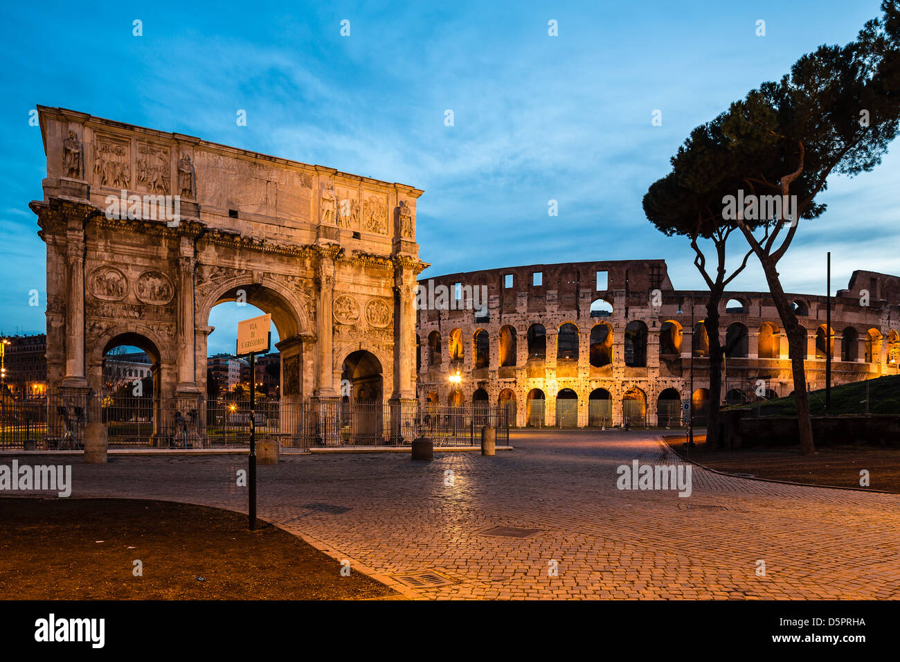 Colosseo e Arco di Costantino a Roma, Italia di notte e la mattina presto Foto Stock