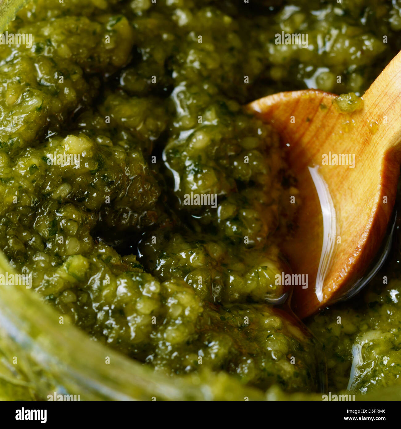Pesto di basilico in salsa al vaso in vetro di sfondo alimentare Foto Stock