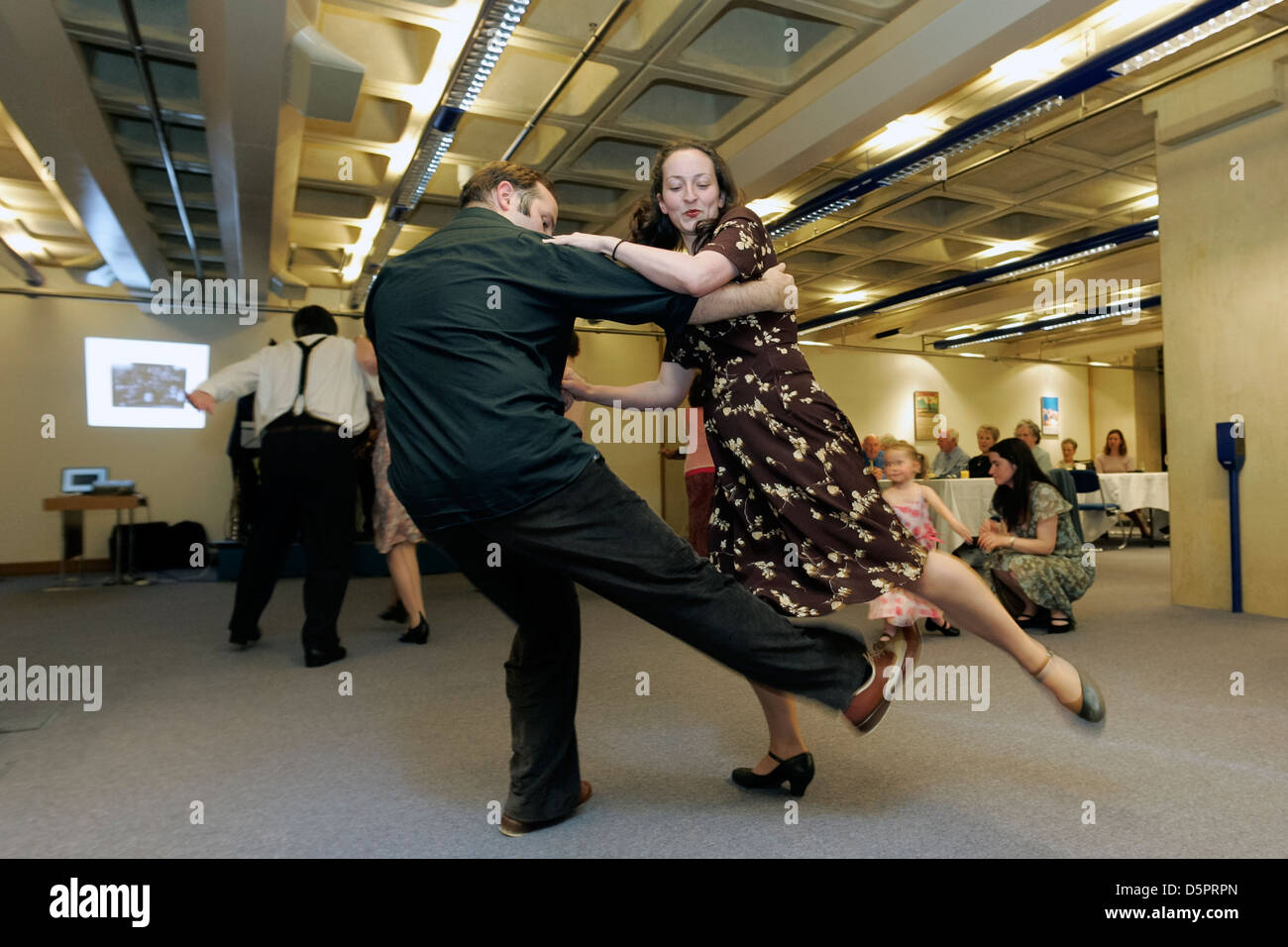 Le persone godono di un set per la preparazione di tè di danza presso la Biblioteca Nazionale di Edimburgo Foto Stock