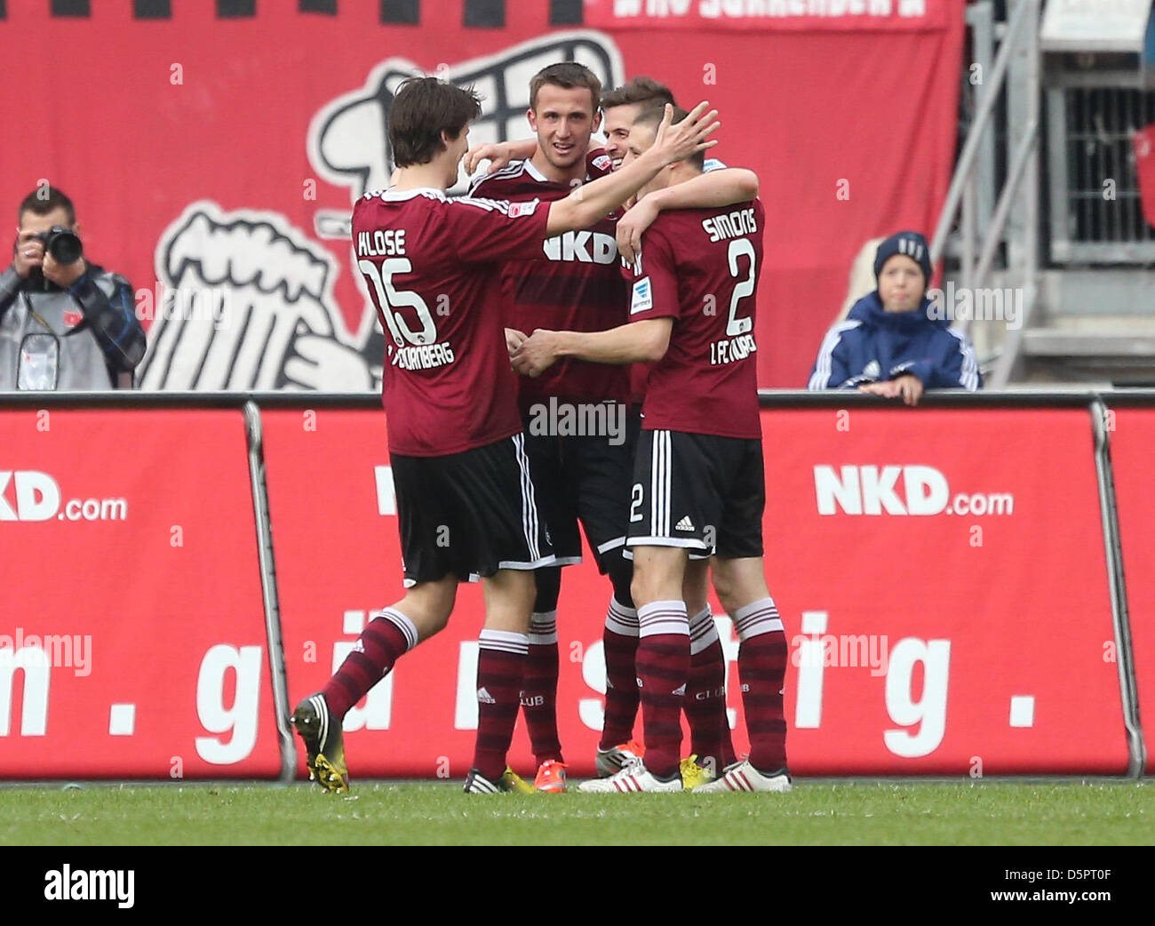 Di Norimberga Per Nilsson (2-R) celebra il suo 2-1 obiettivo con Timm Klose (L), Timmy SIMONS (R) e Tomas Pekhart durante la Bundesliga match 1FC vs Norimberga FSV Mainz 05 a Grundig-Stadion in Nuremberg, Germania, 07 aprile 2013. Foto: DANIEL KARMANN (ATTENZIONE: embargo condizioni! Il DFL permette l'ulteriore utilizzazione di fino a 15 foto (solo n. sequntial immagini o video-simili serie di foto consentito) via internet e media on line durante il match (compreso il tempo di emisaturazione), adottate dall'interno dello stadio e/o prima di iniziare la partita. Il DFL permette il libero trasm Foto Stock