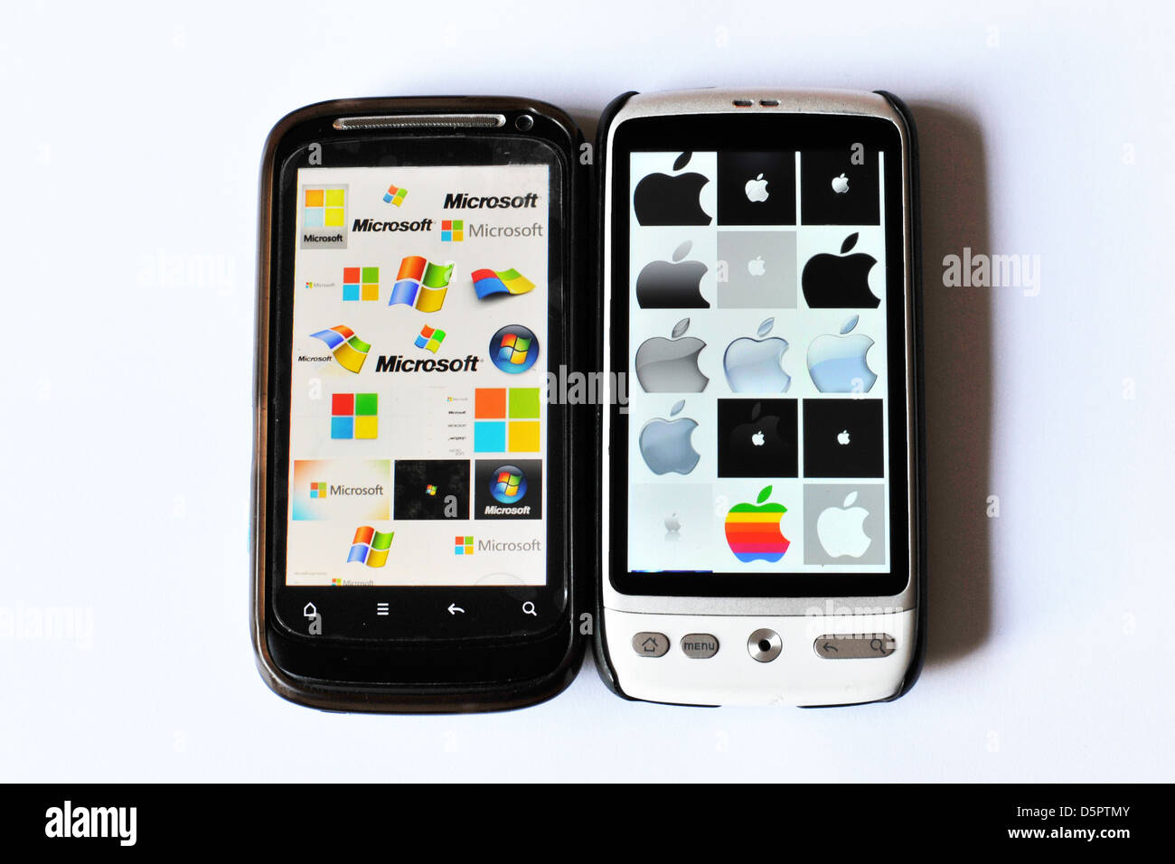 Due telefono cellulare schermate con le pagine web fotografata in uno studio. Foto Stock