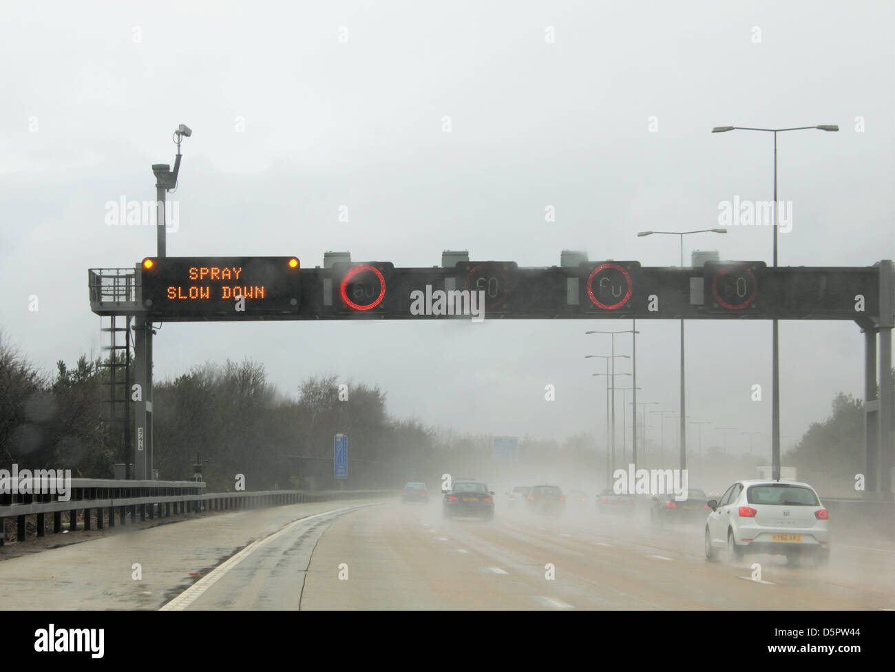 Wet Weather sulla M25 autostrada, Surrey in Inghilterra REGNO UNITO Foto Stock
