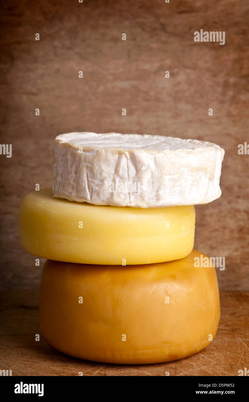 Gruppo di formaggio differenti su un sfondo di legno Foto Stock