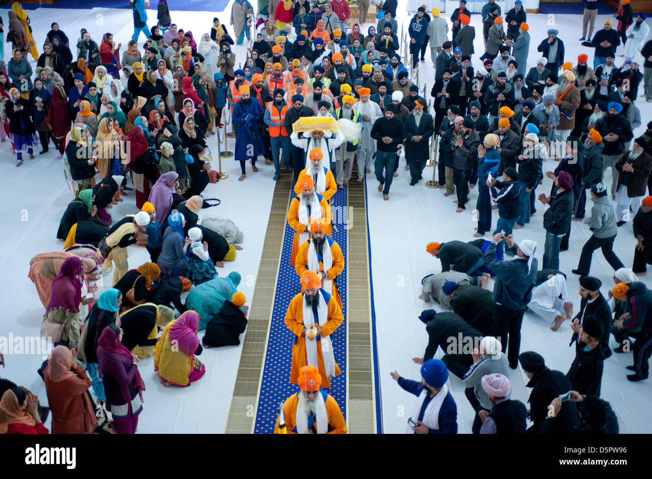 Londra, Regno Unito. Il 7 aprile 2013. Panj Piare uscire dall'gundwara seguita dal Guru Granth Sahib, la sacra Scrittura sikh, che è posto su un galleggiante durante la celebrazione di Nagar Kirtan a Southall, Londra. Credito: Piero Cruciatti/Alamy Live News Foto Stock