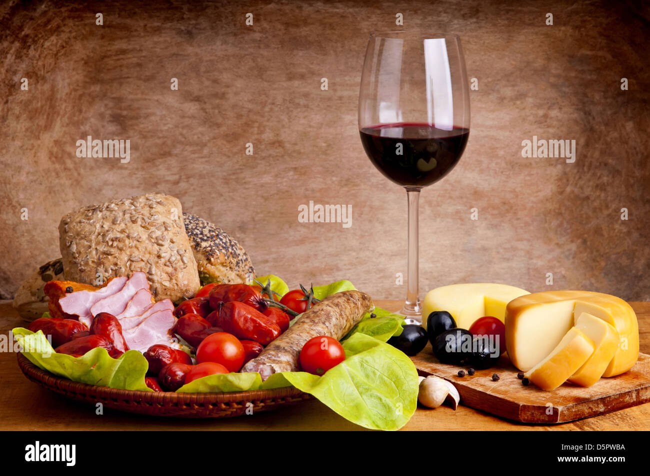 Ancora vita composizione con cibo tradizionale e vino Foto Stock