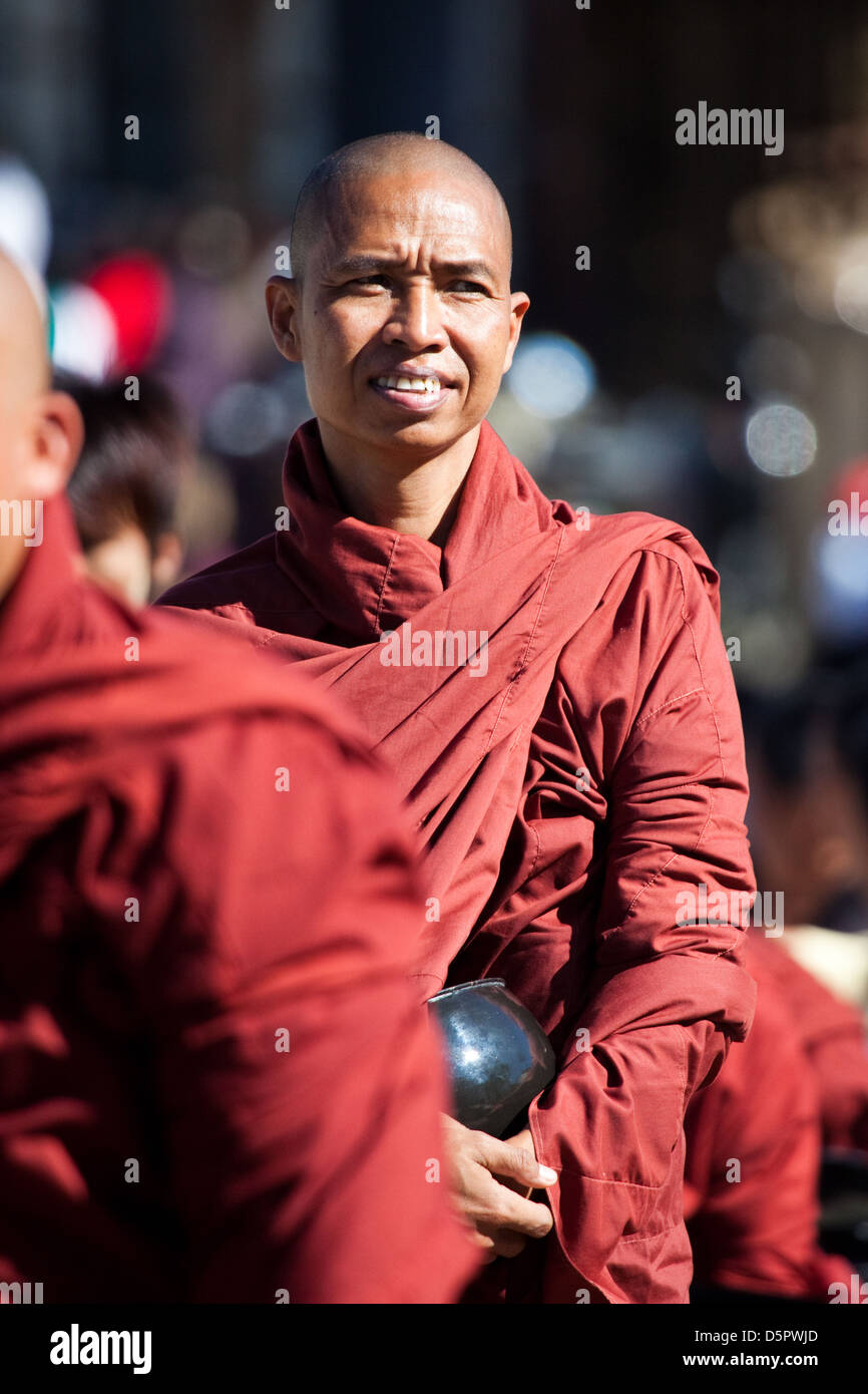 I monaci birmani a raccogliere le loro elemosine Foto Stock