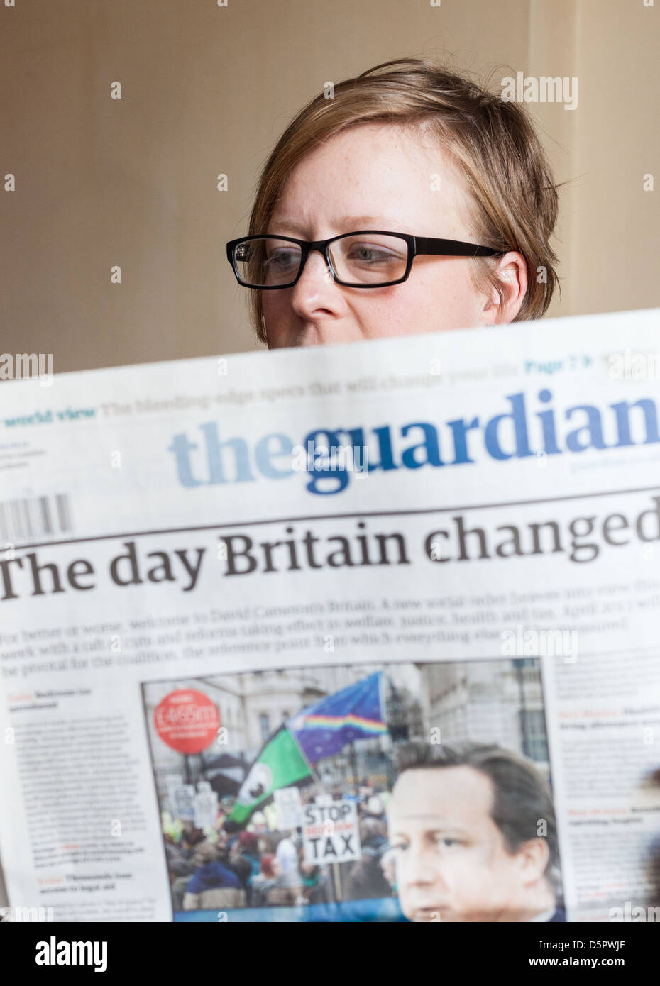 Donna leggendo un giornale di Londra, Inghilterra, Regno Unito Foto Stock