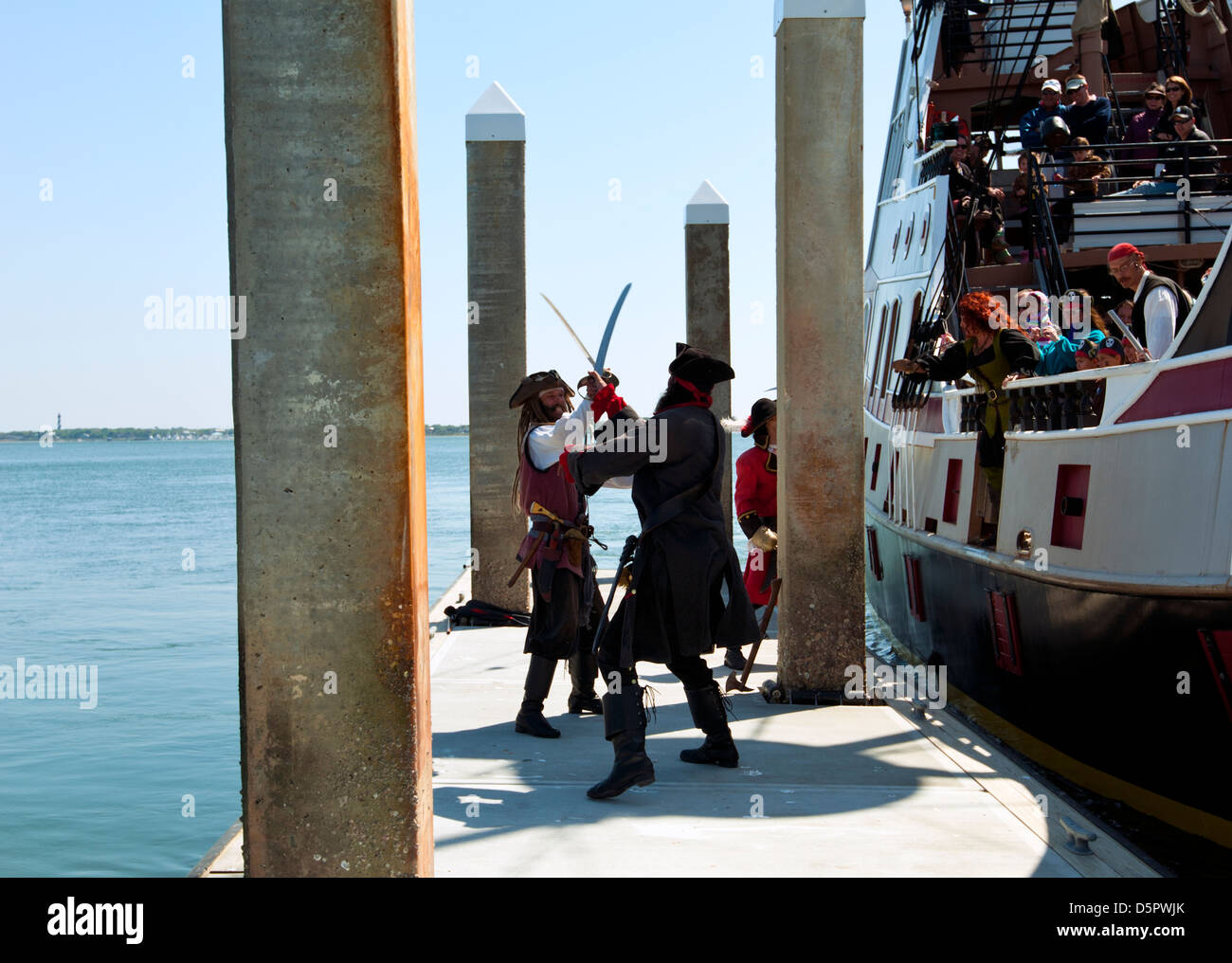 Una nave pirata, "il nero" Raven e lotta con la spada pirati vicino alla spiaggia di Vilano molo galleggiante in Sant'Agostino Florida Foto Stock