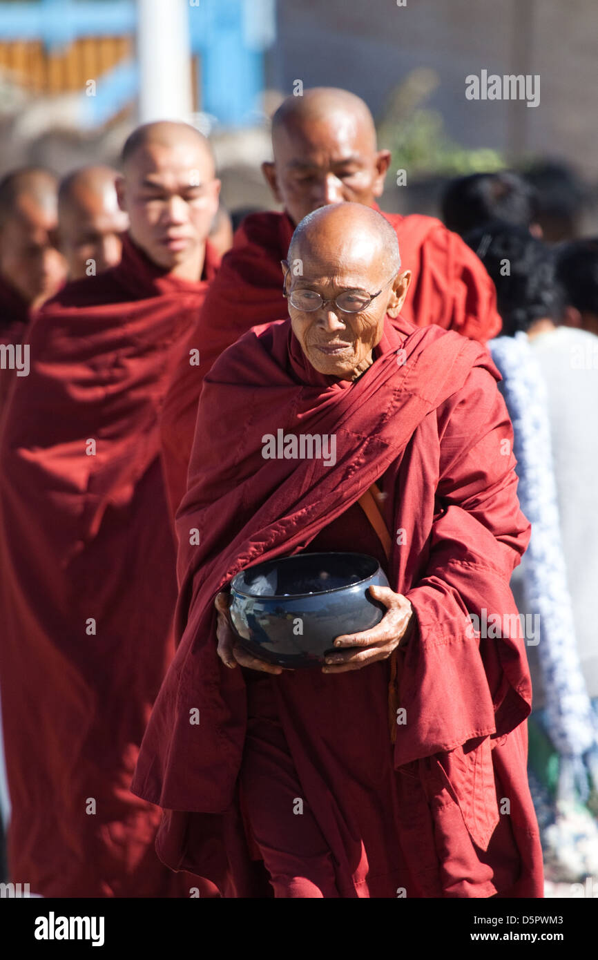 I monaci birmani a raccogliere le loro elemosine Foto Stock