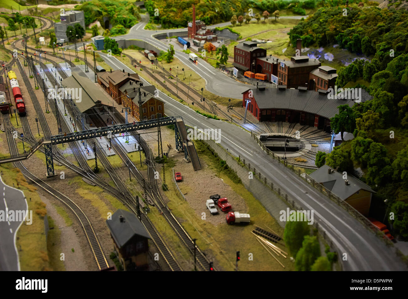 Dettaglio del modello di ferrovia giocattolo railroad pianta con la locomotiva, carro, le vie e gli edifici. Più grande modello trackage in c Europa Foto Stock