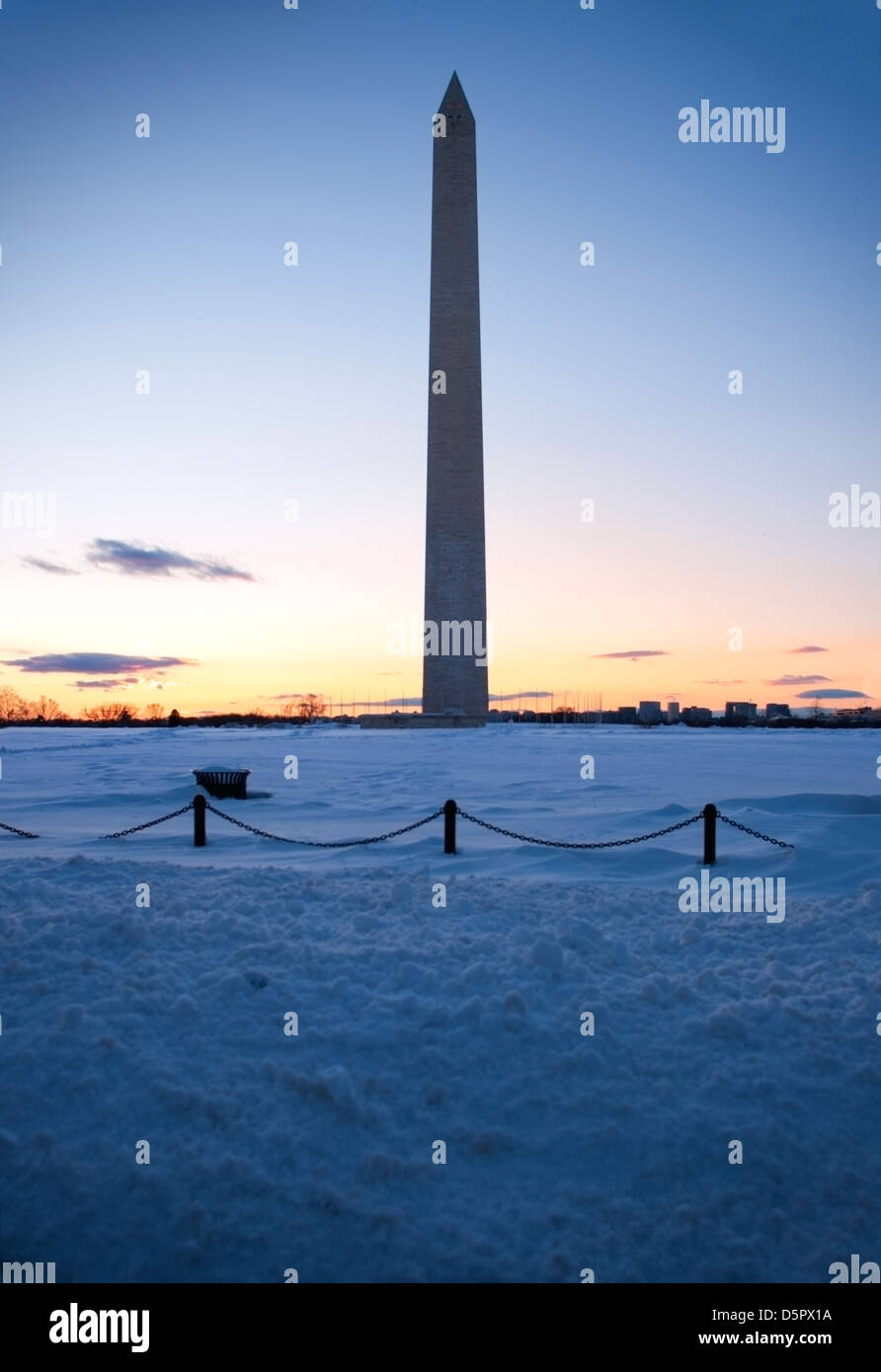 Inverno a Washington DC, il Monumento di Washington con la neve che copre i motivi del National Mall Foto Stock